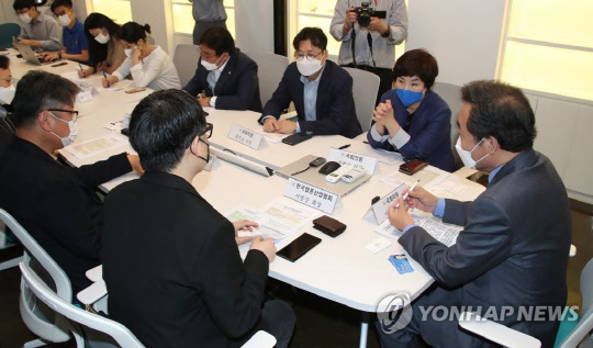 더불어민주당 이낙연 전 대표가 8일 오전 서울 마포구 서교동 키다리 스튜디오에서 손병태 한국웹소설산업협회 회장, 서범강 한국 웹툰산업협회 회장, 조영기 한국인터넷기업협회 사무국장, 김형조 키다리 스튜디오 상무, 이훈영 툰플러스 대표와 김민주, 이채리 웹소설 작가들을 만나 웹툰·웹소설 업계 현장 목소리를 듣고 있다.  연합뉴스.